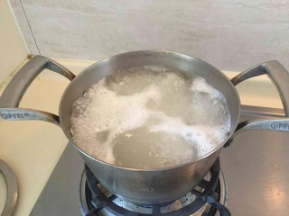 7、香滑皮蛋培根粥,煮粥煮到越来越浓稠。