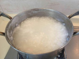 8、香滑皮蛋培根粥,看上去浓稠差不多了。