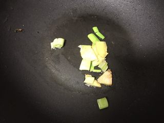 7、肉末烧茄子,锅内加适量油，烧热后加入葱姜蒜爆香。