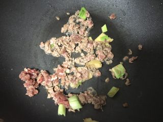 8、肉末烧茄子,然后放入肉末翻炒。