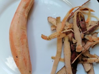 3、红薯南瓜粥,将红薯去皮