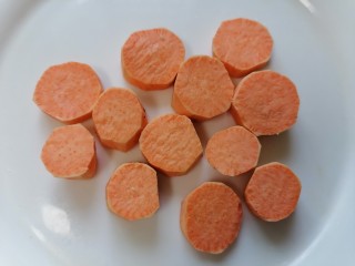4、红薯南瓜粥,将红薯切成块状