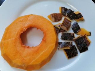 5、红薯南瓜粥,将南瓜皮切干净