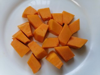 6、红薯南瓜粥,将南瓜切成块状