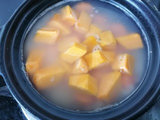 10、红薯南瓜粥,放入南瓜