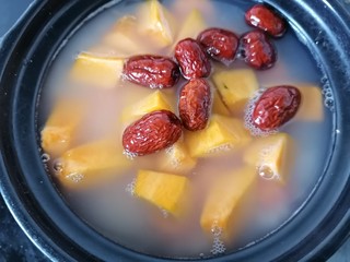 11、红薯南瓜粥,再煮一会之后放入红枣