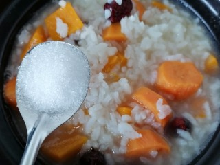 12、红薯南瓜粥,煮至粥浓稠加入一勺白糖