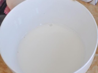 4、紫薯椰蓉卷,加入糖和牛奶。