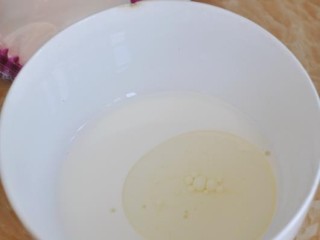 5、紫薯椰蓉卷,加入色拉油。