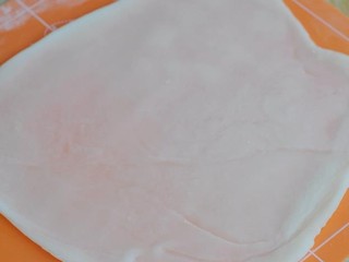 8、紫薯椰蓉卷,将皮擀薄擀大。