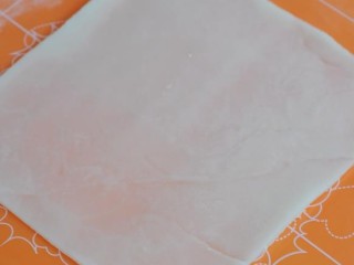 9、紫薯椰蓉卷,修成正方形。