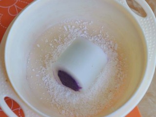 12、紫薯椰蓉卷,裹上椰蓉。