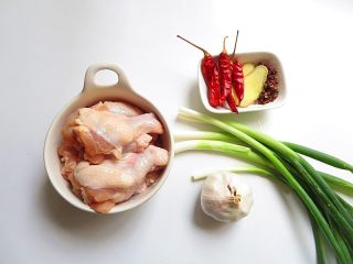 1、《中餐厅》喊你来吃豆瓣鸡,准备好所需食材