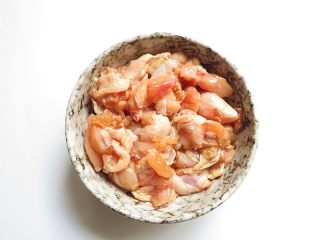 2、《中餐厅》喊你来吃豆瓣鸡,鸡腿去骨，将肉切成2厘米左右的小块