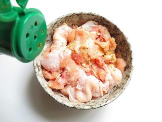 4、《中餐厅》喊你来吃豆瓣鸡,加入黑椒粉，喜欢吃辣味的可以加点辣椒面