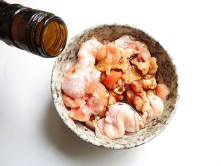5、《中餐厅》喊你来吃豆瓣鸡,加入酱油和料酒，带上一次性手套揉搓一分钟，腌渍10分钟 
