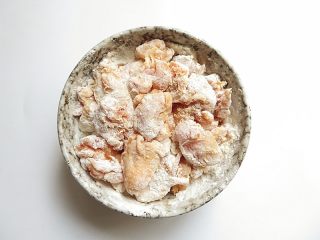 6、《中餐厅》喊你来吃豆瓣鸡,鸡肉丁均匀裹上面粉，不要黏在一起