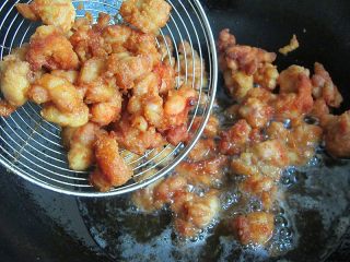 8、《中餐厅》喊你来吃豆瓣鸡,炸至金黄捞出