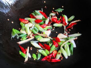 9、《中餐厅》喊你来吃豆瓣鸡,另起一锅，锅内放少许油，倒入葱、姜、蒜、辣椒翻炒半分钟