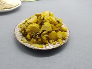 4、酸爽开胃《酸菜肉丝面》,酸菜洗一下捏去水份、切成丝。