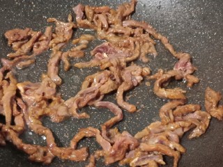 6、酸爽开胃《酸菜肉丝面》,热锅热油下牛肉丝爆炒。