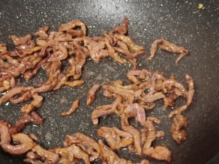 7、酸爽开胃《酸菜肉丝面》,炒至牛肉丝松散开。