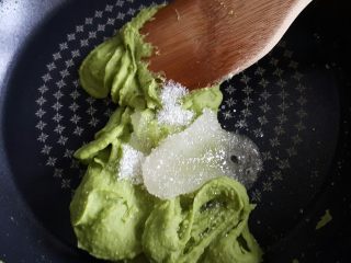 6、花式绿豆糕,炒制抱团后，加入糖继续炒