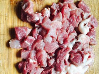 1、皮蛋瘦肉粥,猪肉洗干净后先切成小丁