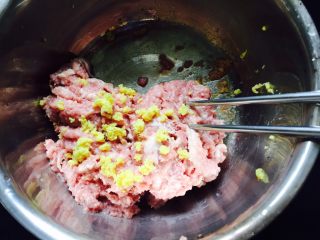 2、皮蛋瘦肉粥,将猪肉在案板上剁成肉末，加入生姜末