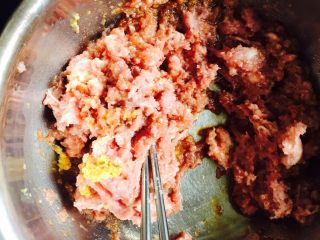 3、皮蛋瘦肉粥,加入料酒、少许盐、白糖、生抽、胡椒粉搅拌均匀腌制15分钟