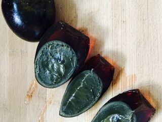 5、皮蛋瘦肉粥,将皮蛋对剖成两半再切一半
