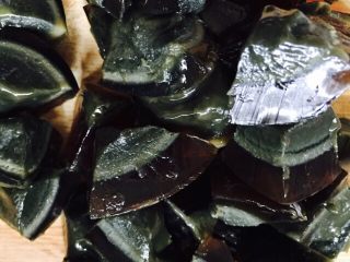 6、皮蛋瘦肉粥,皮蛋切成小丁备用