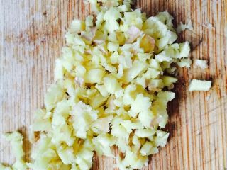 7、皮蛋瘦肉粥,姜切成姜末