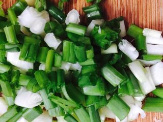 8、皮蛋瘦肉粥,葱切成葱花备用