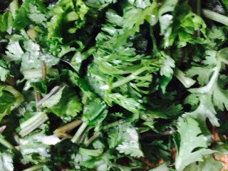 9、皮蛋瘦肉粥,香菜切成菜花备用