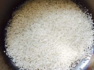 10、皮蛋瘦肉粥,将大米称好淘洗干净