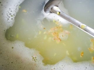12、皮蛋瘦肉粥,开大火煮大米，水开后转中火煮，放入适量的姜末，要随时搅拌均匀，以免粘锅