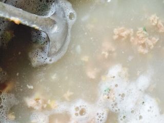 13、皮蛋瘦肉粥,煮至大米快熟时，放入肉末搅拌均匀