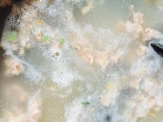 14、皮蛋瘦肉粥,再放入皮蛋搅拌均匀，煮3一5分钟即可