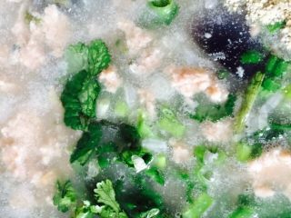 15、皮蛋瘦肉粥,粥煮好后关火放入香菜和葱花
