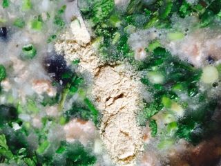 16、皮蛋瘦肉粥,放入白胡椒粉