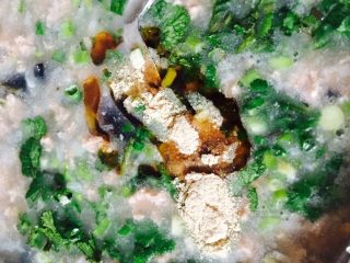 17、皮蛋瘦肉粥,放入适量香油搅拌均匀