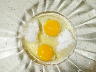 2、芝香蛋卷,加20g白糖。(白糖根据个人口味添加就好)