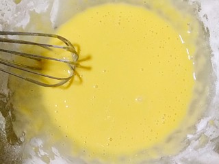 5、芝香蛋卷,然后继续打匀。