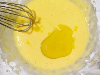 6、芝香蛋卷,再加入30g橄榄油。