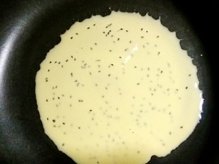 11、芝香蛋卷,晃动锅子至粉糊薄薄一层在锅中铺开,然后开小火慢烘。