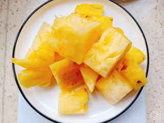 1、菠萝酱三角包,菠萝切块