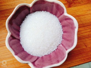 3、菠萝酱三角包,备好30克白糖