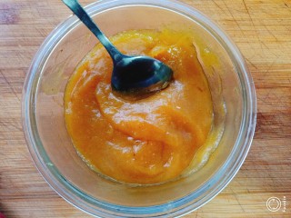 6、菠萝酱三角包,倒入碗中放凉备用