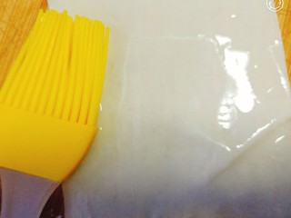 9、菠萝酱三角包,刷上水